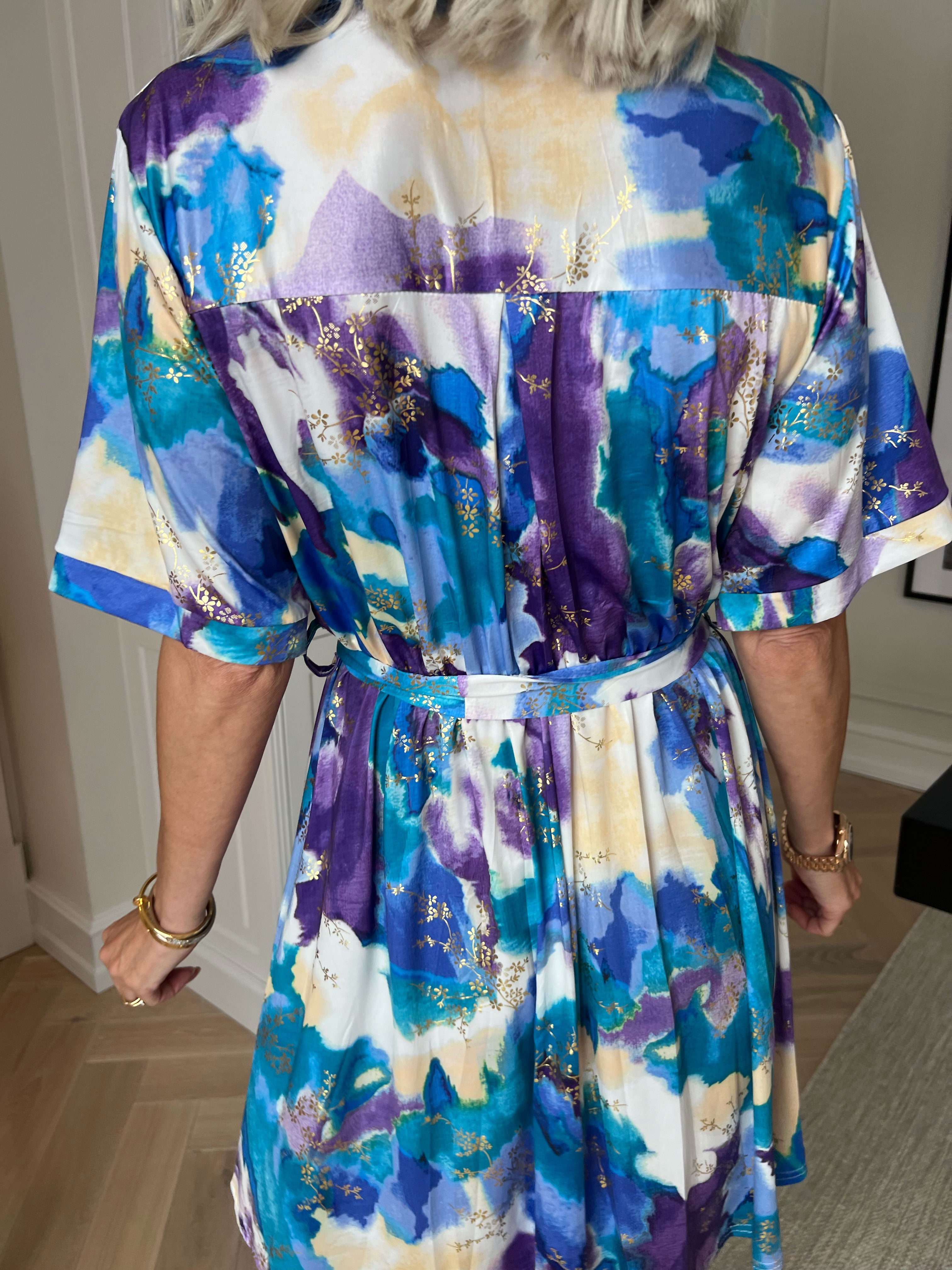 Cornelia - Elastisk kjole med skjortekrave og guldblade